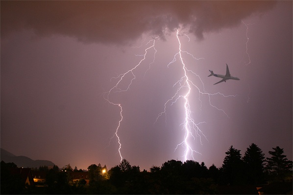 Lightning strike near a plane 